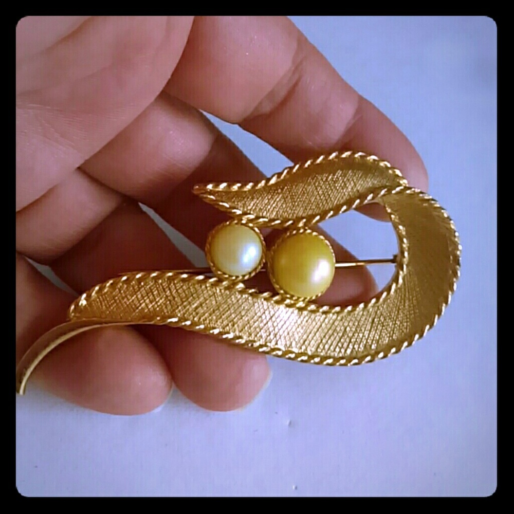 Vintage Sarah Coventry 2 Tone Pearl Brooch